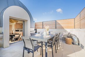 Yuna Porte Maillot - ApartHotel