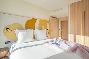 Yuna Porte Maillot - ApartHotel