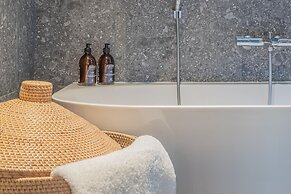 Yuna Porte Maillot - ApartHotel