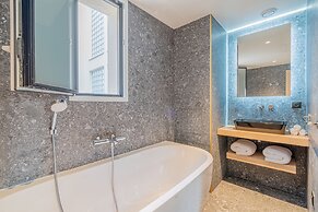 Yuna Porte Maillot - ApartHotel