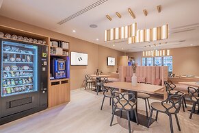 Yuna Porte Maillot - ApartHotel