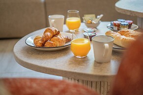 Yuna Porte Maillot - ApartHotel