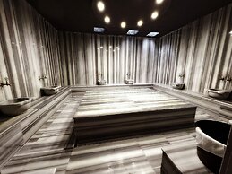 WOLF OF THE CITY HOTEL & SPA