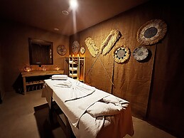 WOLF OF THE CITY HOTEL & SPA