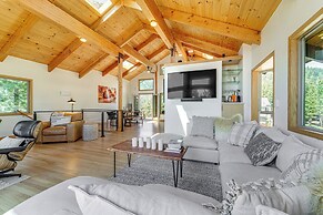 Decks + Lake Tahoe Views: Secluded Mtn Cabin!