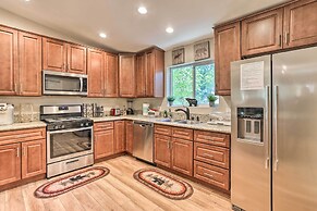 Half-mi to Bear Mtn Ski Resort: Cabin w/ Hot Tub