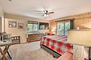 Half-mi to Bear Mtn Ski Resort: Cabin w/ Hot Tub