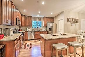 Half-mi to Bear Mtn Ski Resort: Cabin w/ Hot Tub