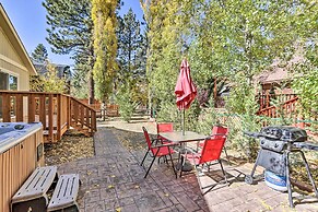 Half-mi to Bear Mtn Ski Resort: Cabin w/ Hot Tub