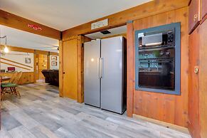 1 Mi to Lake: Hot Tub Haven in Pollock Pines!