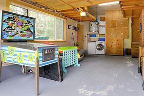 1 Mi to Lake: Hot Tub Haven in Pollock Pines!