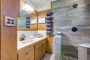 1 Mi to Lake: Hot Tub Haven in Pollock Pines!