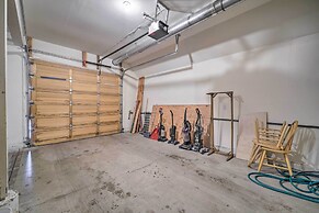 < 8 Mi to Donner Lake: Home w/ Deck + Balcony!