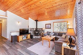 < 8 Mi to Donner Lake: Home w/ Deck + Balcony!