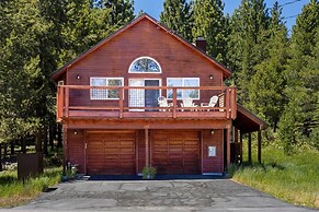 < 8 Mi to Donner Lake: Home w/ Deck + Balcony!