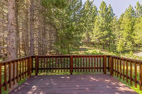 < 8 Mi to Donner Lake: Home w/ Deck + Balcony!