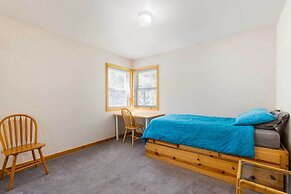 < 8 Mi to Donner Lake: Home w/ Deck + Balcony!