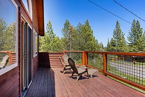 < 8 Mi to Donner Lake: Home w/ Deck + Balcony!