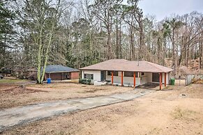 Atlanta Retreat w/ Deck in Greenbriar Area!