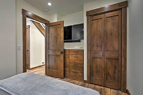 Walk to Ski Shuttle: Truckee Condo w/ Hot Tub