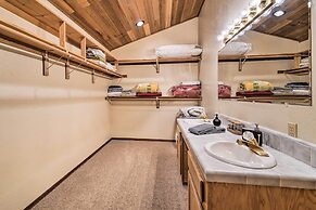 Deck + Fireplace: Log Cabin in Tahoe Donner!