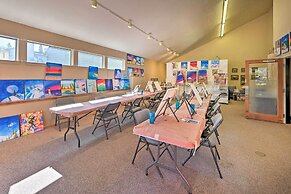 Cozy & Chic Mountain Condo w/ Community Perks