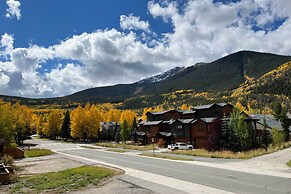 Chic Condo w/ Fireplace: Walk to Main Street!