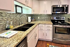 Updated Lake Daze Condo w/ Amazing Pool!