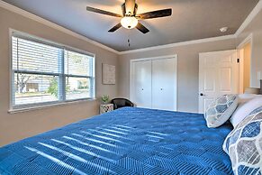 Updated 'blue Door Haus' ~ 1 Mi to Main St!