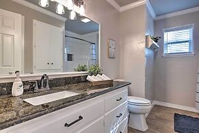 Updated 'blue Door Haus' ~ 1 Mi to Main St!