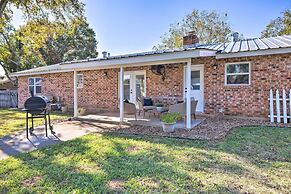 Updated 'blue Door Haus' ~ 1 Mi to Main St!