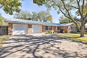 Updated 'blue Door Haus' ~ 1 Mi to Main St!