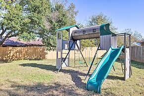 Updated 'blue Door Haus' ~ 1 Mi to Main St!