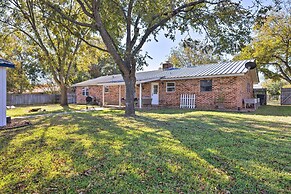 Updated 'blue Door Haus' ~ 1 Mi to Main St!