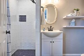 Updated 'blue Door Haus' ~ 1 Mi to Main St!