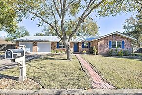 Updated 'blue Door Haus' ~ 1 Mi to Main St!