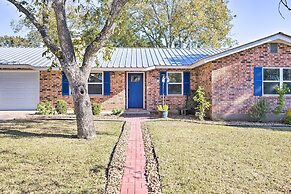 Updated 'blue Door Haus' ~ 1 Mi to Main St!