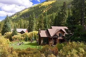 Alpine Escape w/ Mtn Views in Blue River!