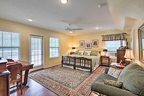 Studio in College Station w/ Expansive Deck!