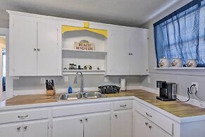 Walk to Beach: Breezy Galveston Apt w/ Deck!