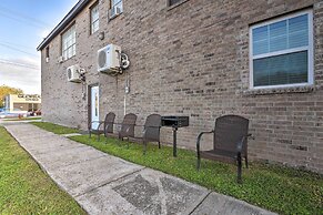Romantic Apt: Private Patio & Shared Hot Tub!