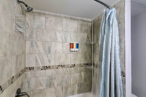 Romantic Apt: Private Patio & Shared Hot Tub!