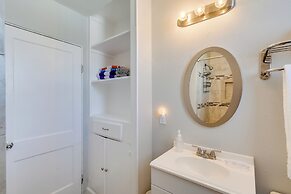 3 Mi to Dtwn Galveston: Beautiful Apt w/ Deck!