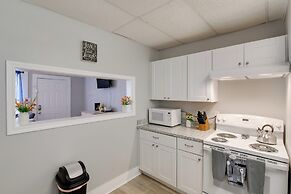 3 Mi to Dtwn Galveston: Beautiful Apt w/ Deck!