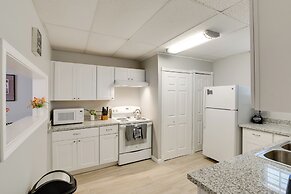 3 Mi to Dtwn Galveston: Beautiful Apt w/ Deck!