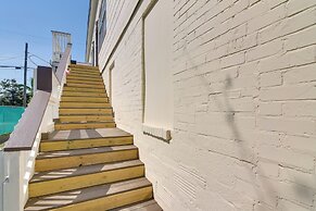 3 Mi to Dtwn Galveston: Beautiful Apt w/ Deck!