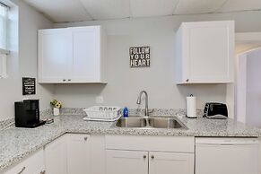 3 Mi to Dtwn Galveston: Beautiful Apt w/ Deck!