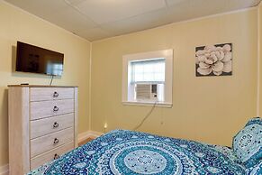 3 Mi to Dtwn Galveston: Beautiful Apt w/ Deck!