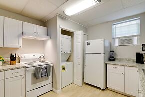 3 Mi to Dtwn Galveston: Beautiful Apt w/ Deck!