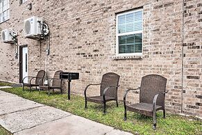 3 Mi to Dtwn Galveston: Beautiful Apt w/ Deck!